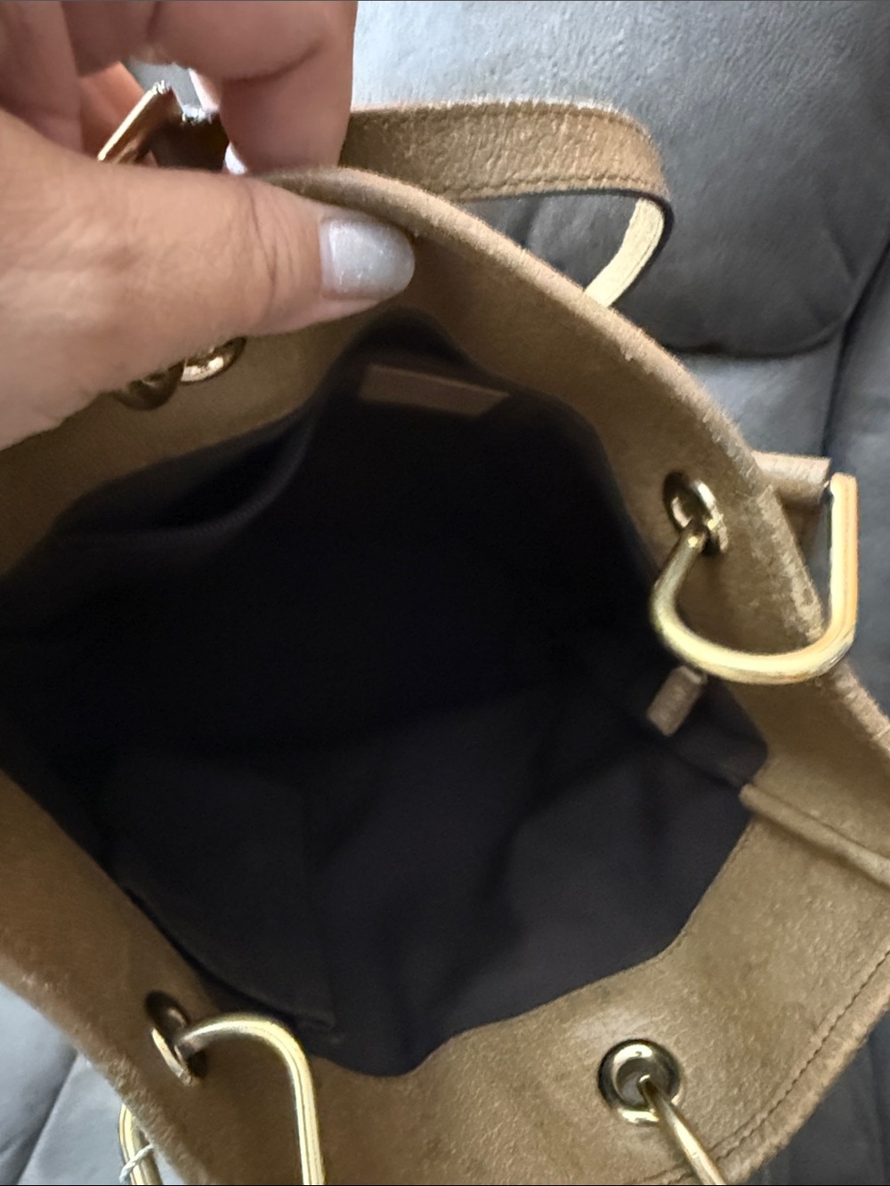 Gucci Tan GG Supreme Canvas Bucket Tote with Gold Hardware - Picture 8 of 10
